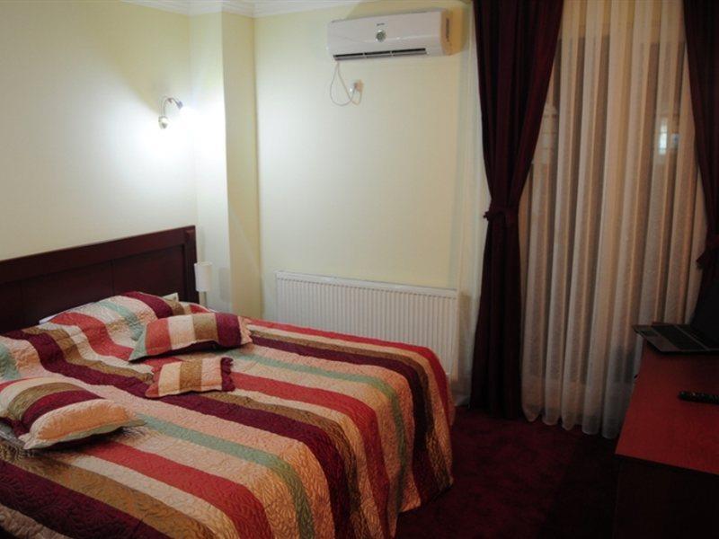 Hotel Parlament Pristina Quarto foto